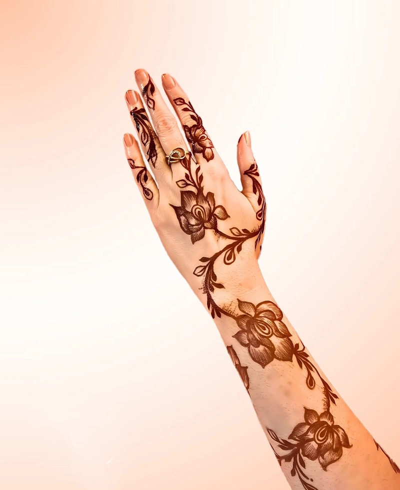 3d mehndi design back hand arabic simple