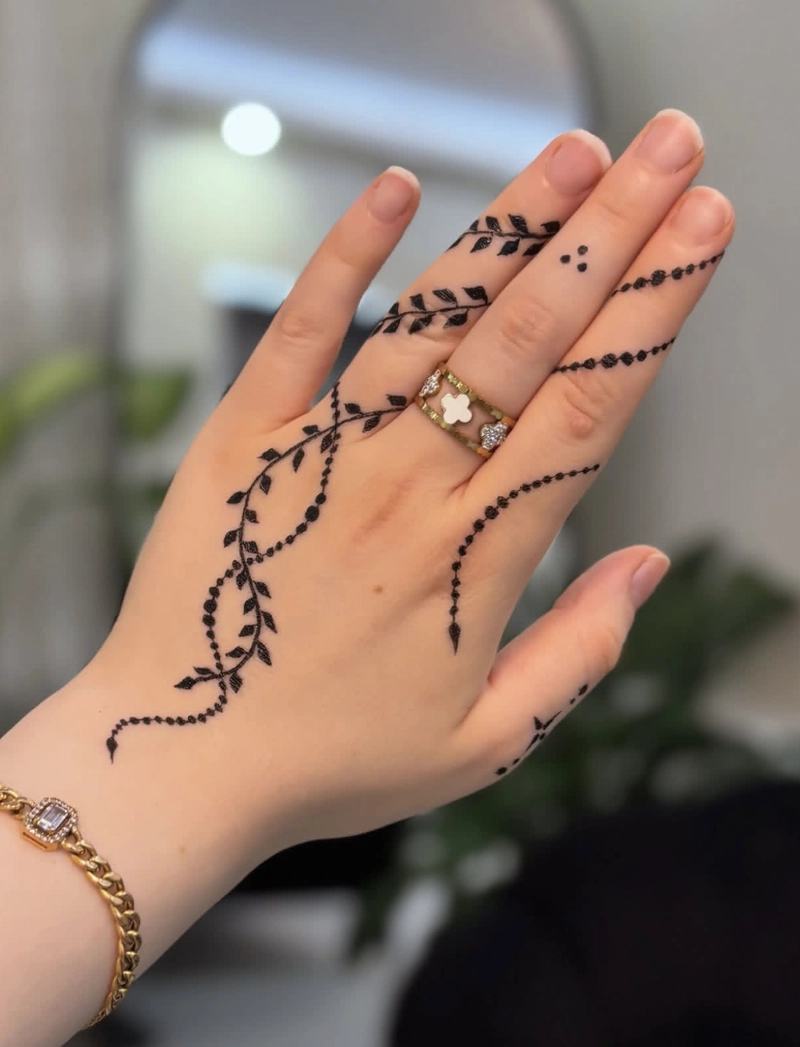 aesthetic back hand finger mehndi design_