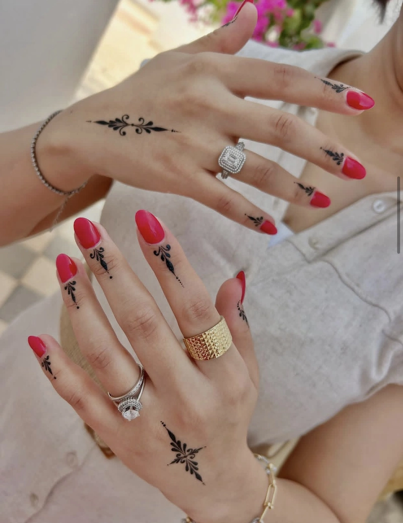 aesthetic back hand mehndi design arabic