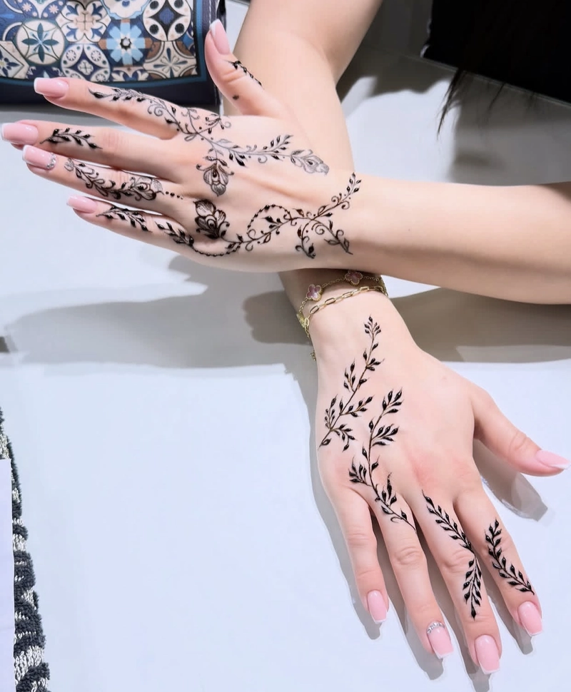 aesthetic back hand mehndi design simple