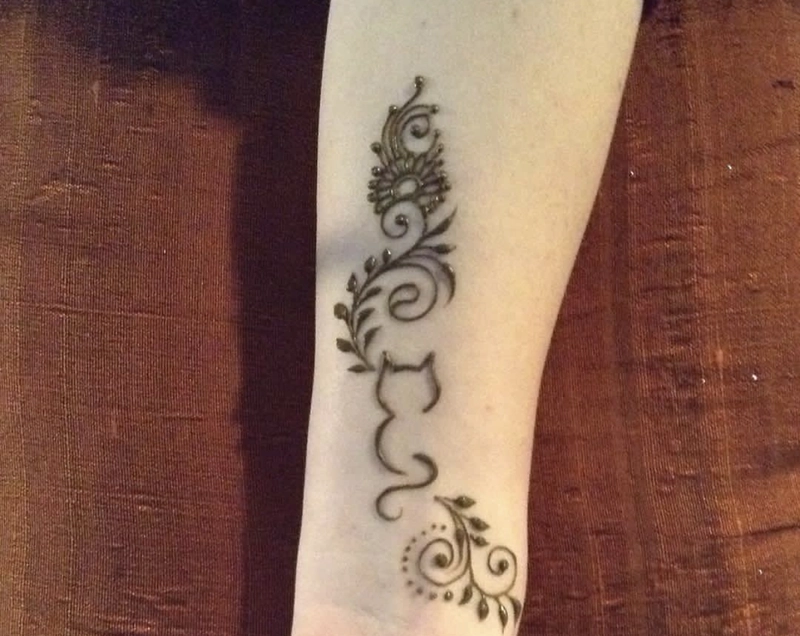 aesthetic cat mehndi design