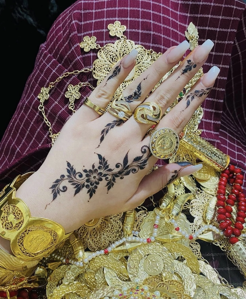 aesthetic mehndi design back hand simple full hand