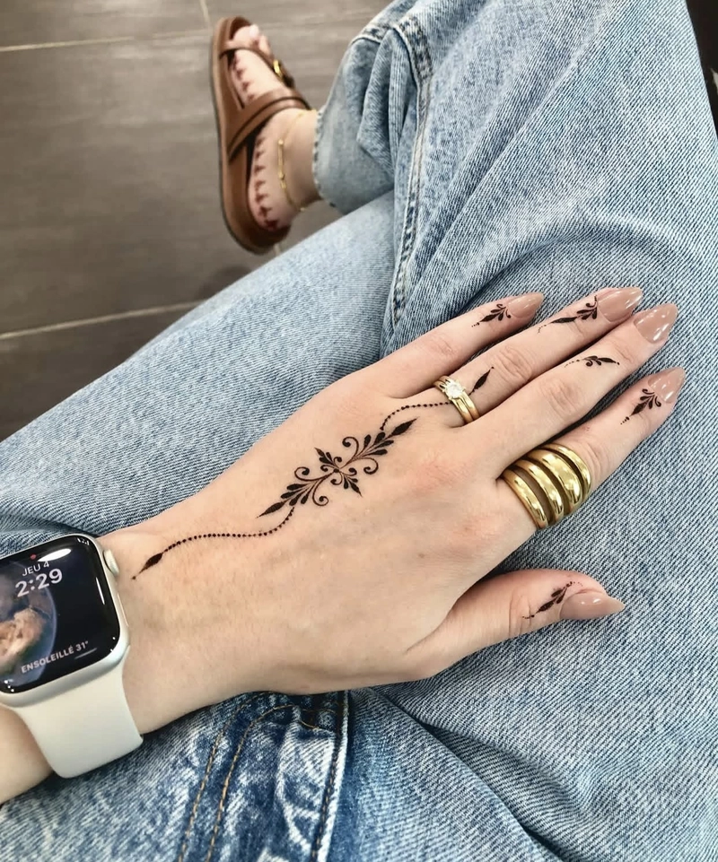 aesthetic mehndi design for eid back hand simple