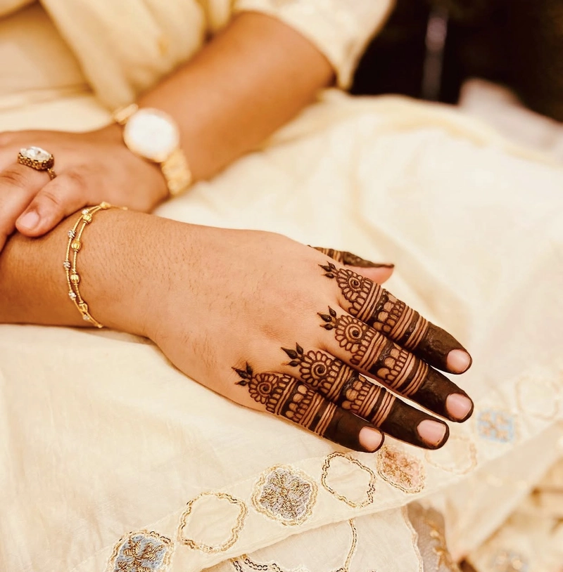 aesthetic mehndi design only fingers