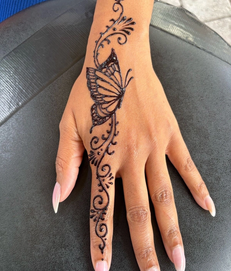 aesthetic one finger mehndi design