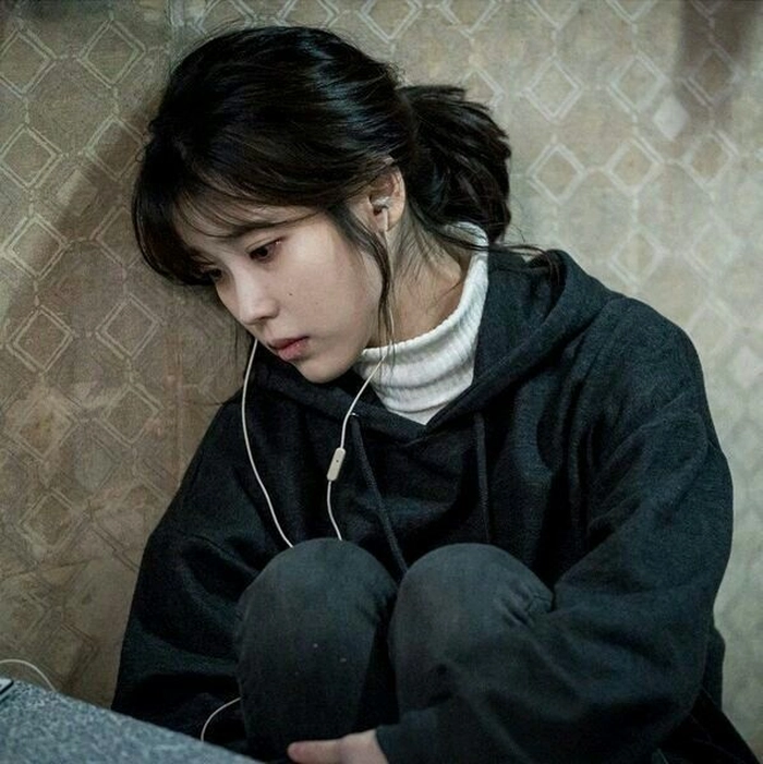 alone sad girl dp for facebook