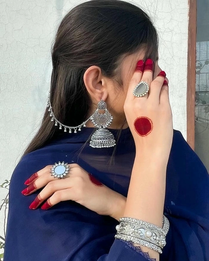 attitude girl dp hidden face