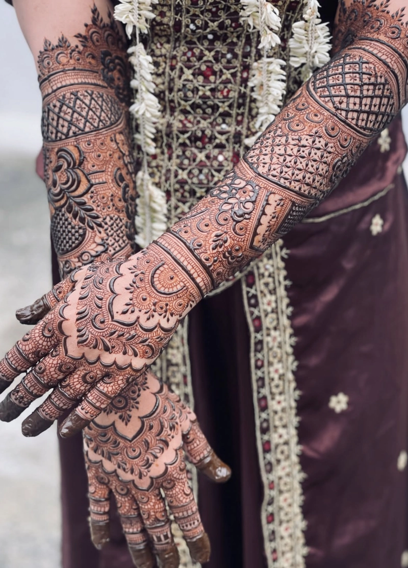 back hand gorgeous mehndi design