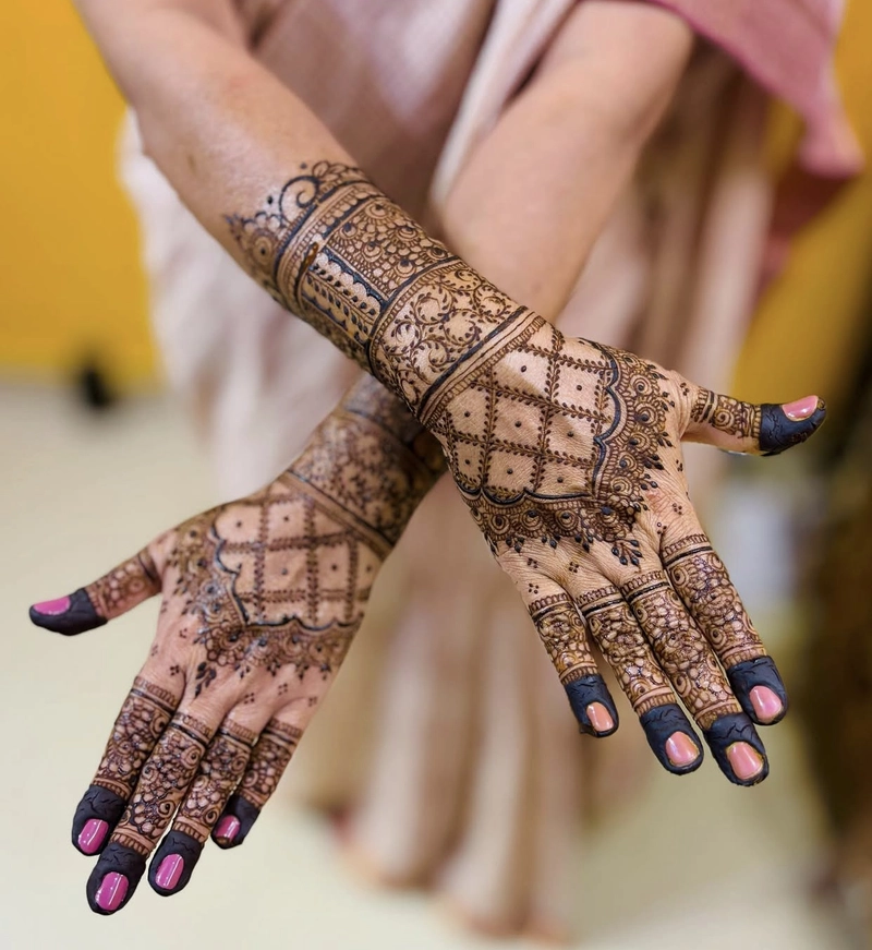 back hand jaal mehndi design