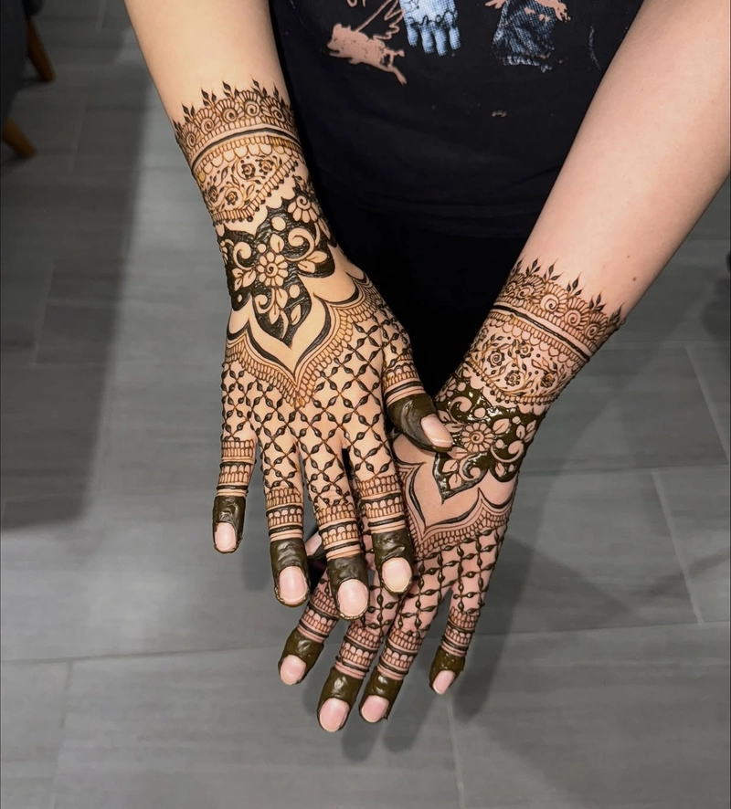 back hand mehndi design in checks