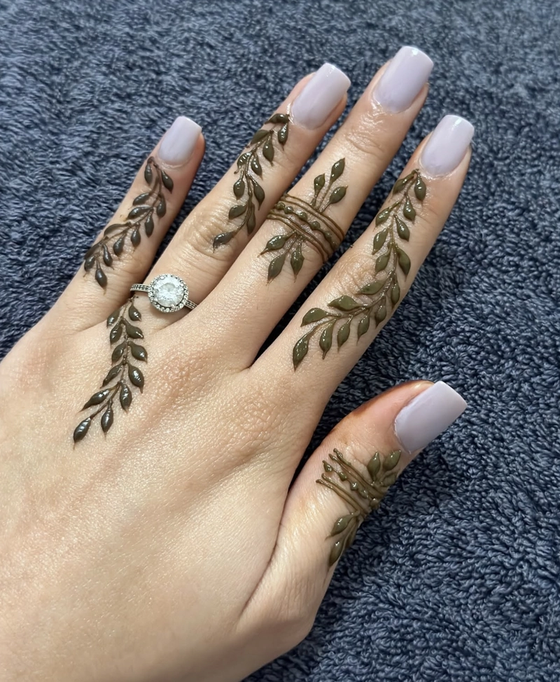 back hand ungli mehndi design