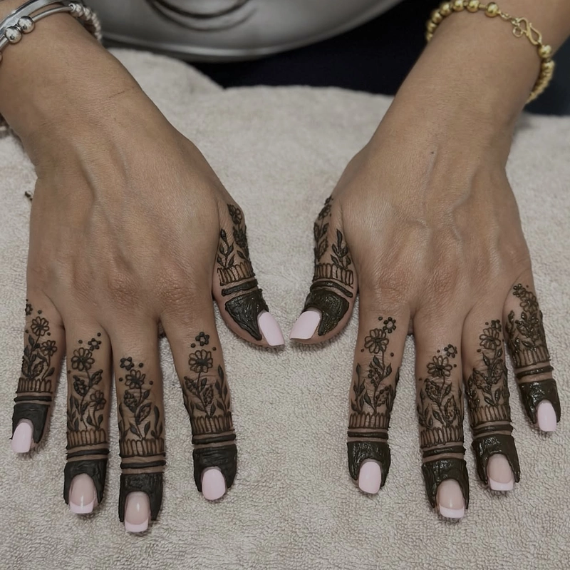 back side ungli mehndi design