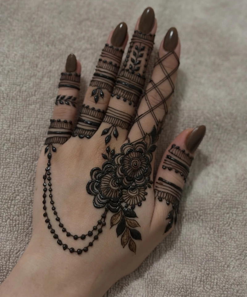 back ungli mehndi design
