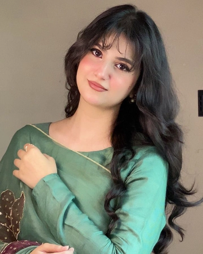 beautiful girl pic in saree for dp