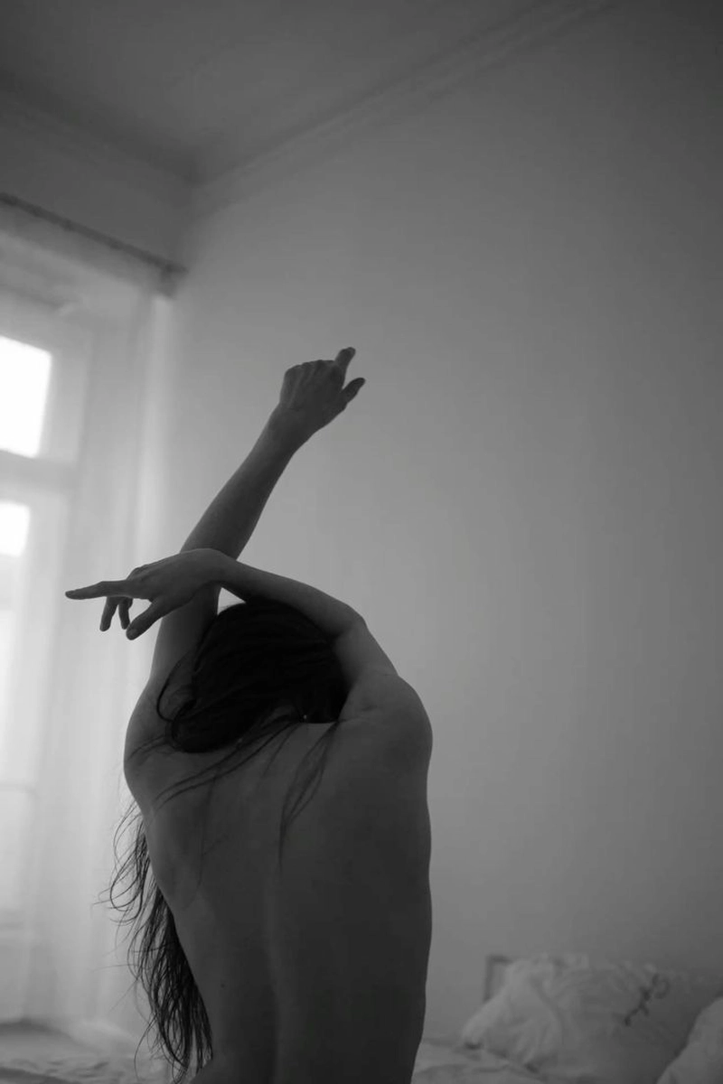 blur nude photo of the girl
