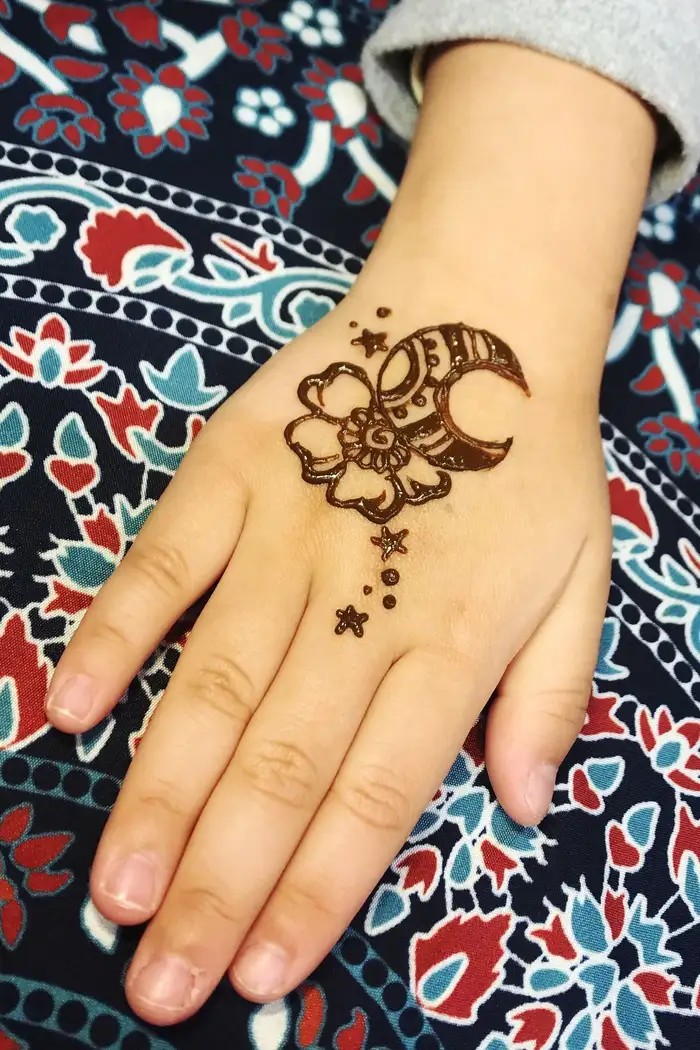 c alphabet mehndi design