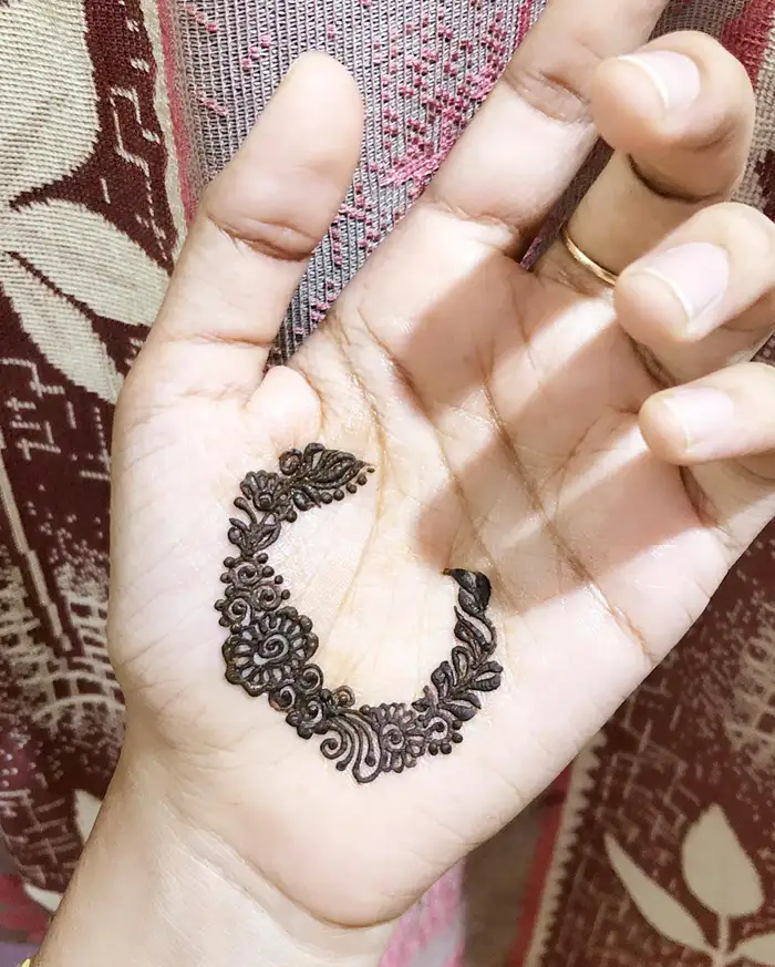 c naam ki mehndi design