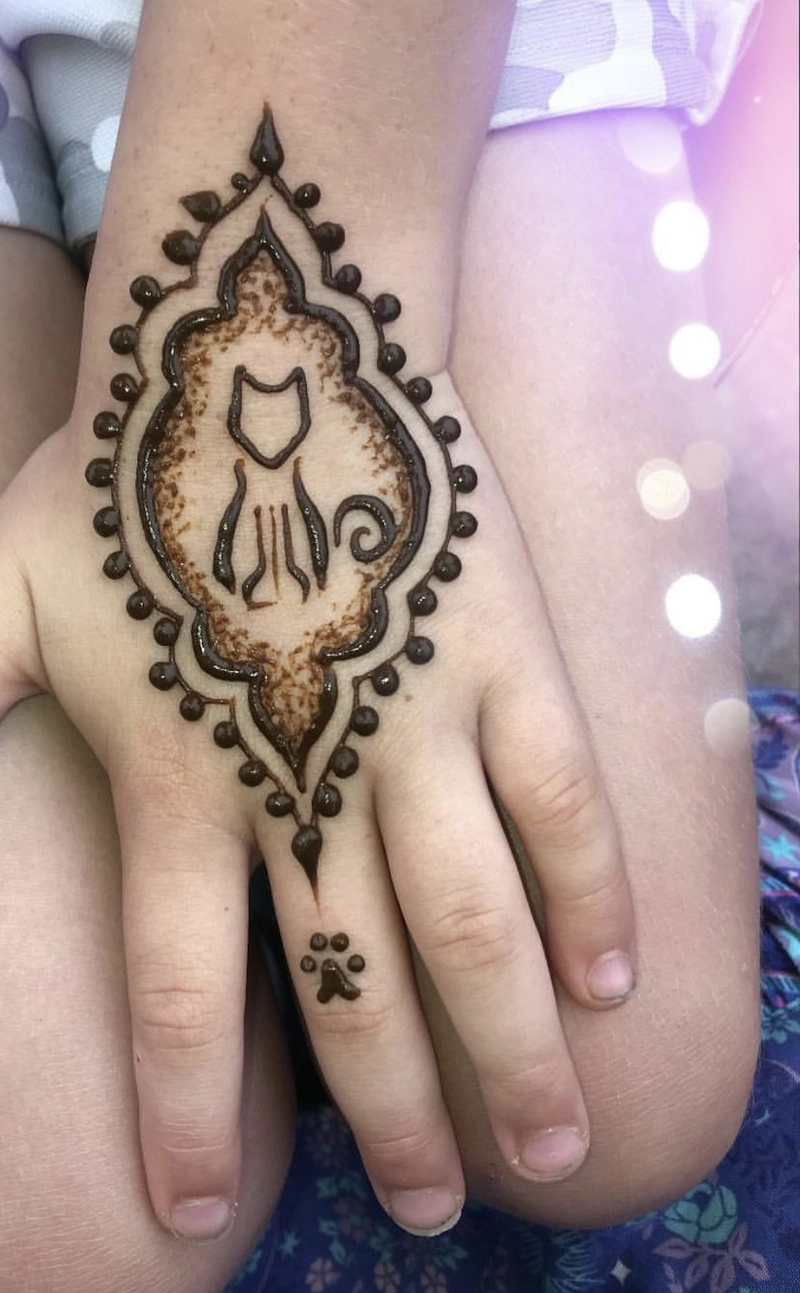 cat foot mehndi design pic