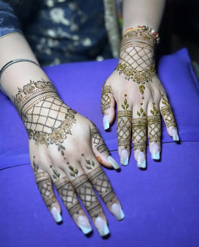 checks mehndi design on fingers