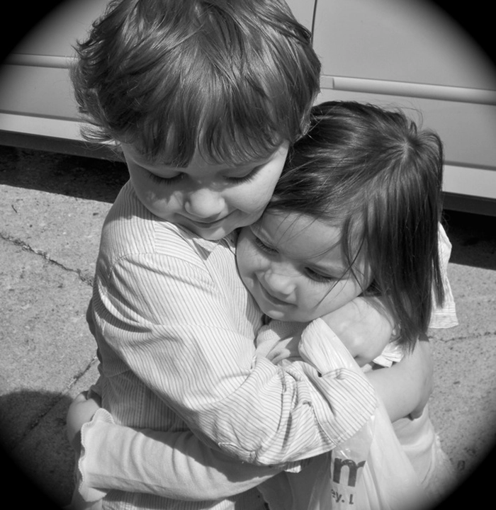 cute kids hug pictures for whatsapp dp