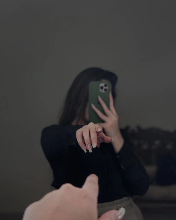 dp mirror selfie