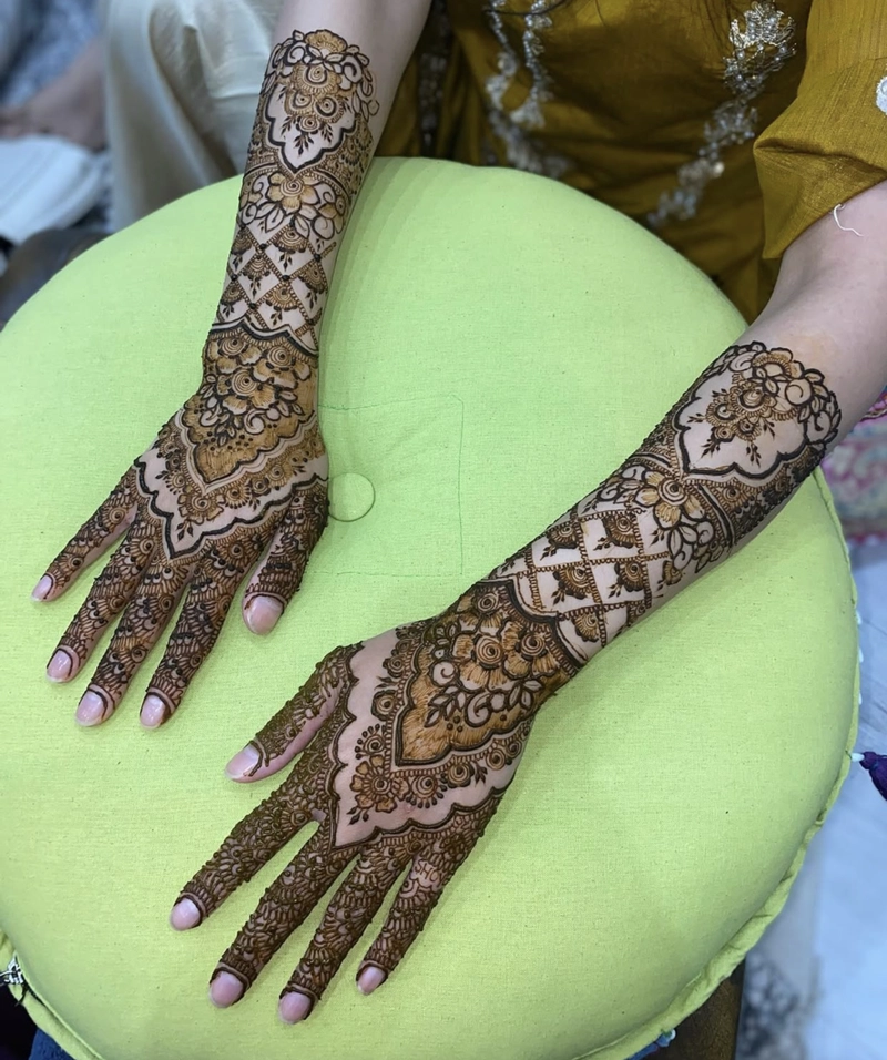 dulhan back full hand bridal mehndi design