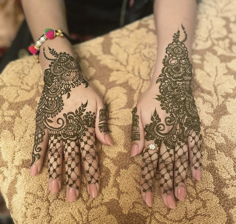 finger checks mehndi design