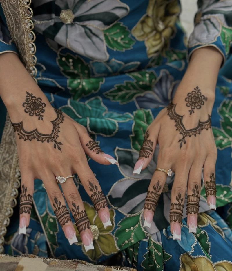 front hand simple mehndi design 2025
