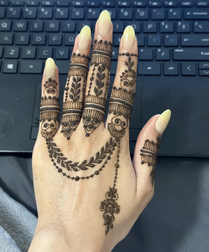front ungli mehndi design