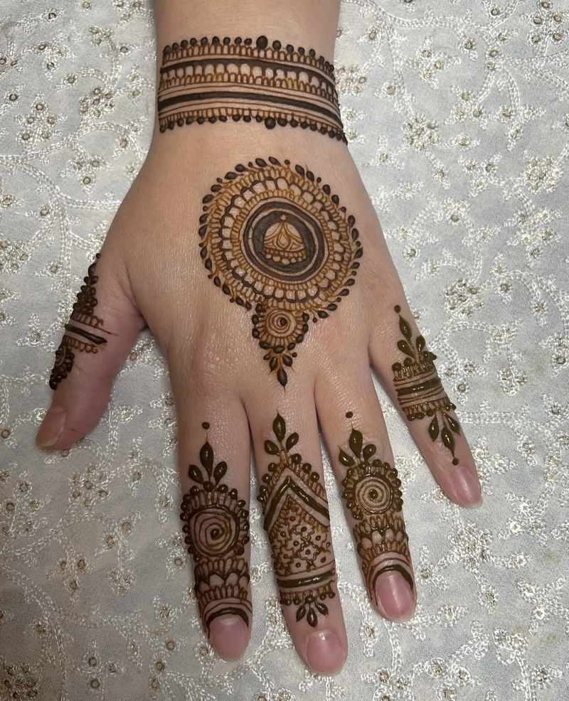 gol mehndi design photo front hand