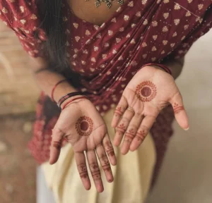 gol tikki mehndi design simple front hand