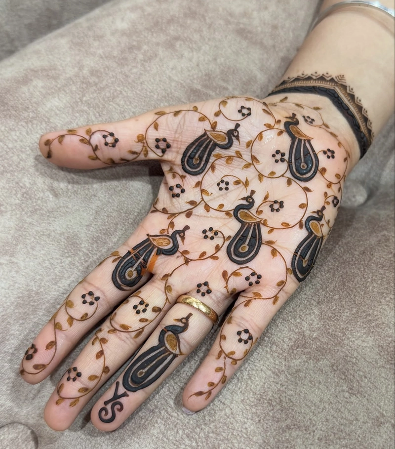 gorgeous mehndi design back hand