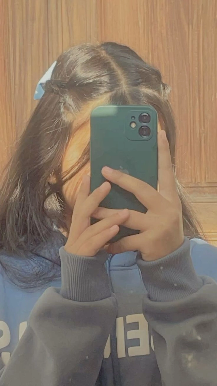 hidden face mirror selfie dpz