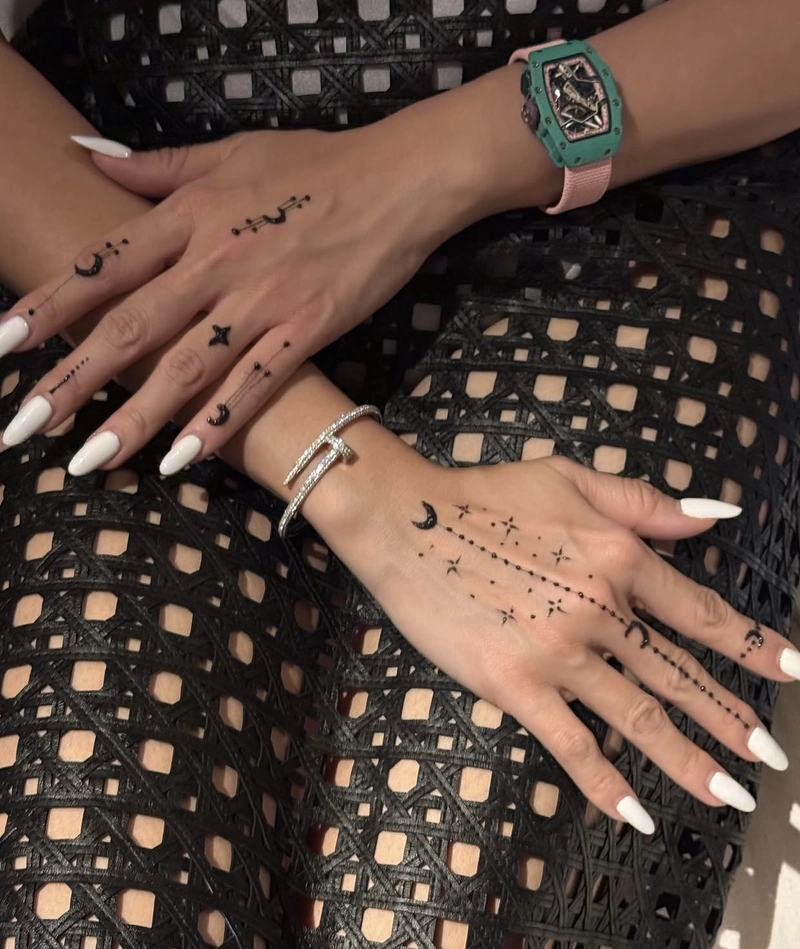 latest simple mehndi design 2025