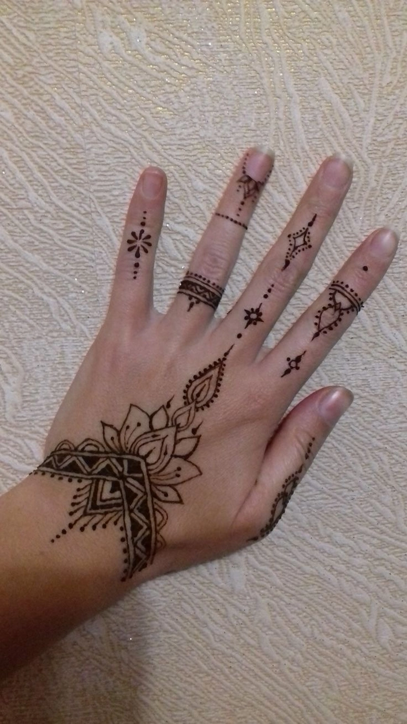 lotus design in mehndi
