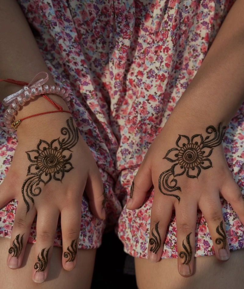 mehndi design eid 2025 back hand simple easy