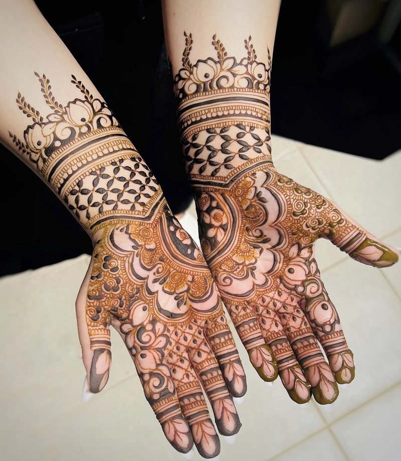 mehndi design front hand circle