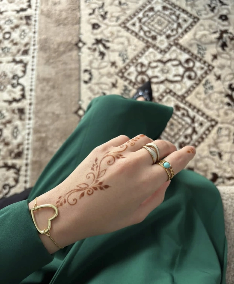 minimal aesthetic mehndi design simple back hand_