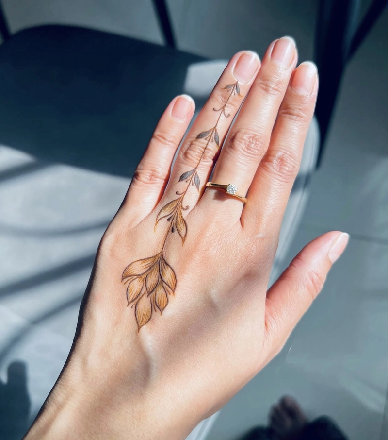 one finger mehndi design 2025
