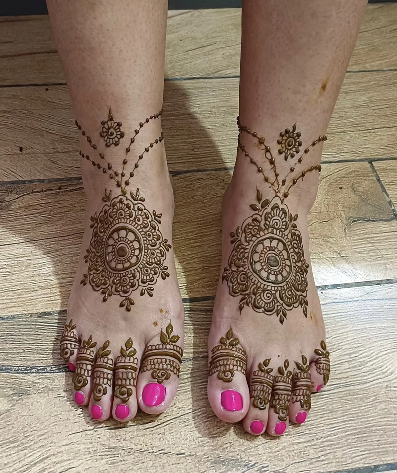 pair ka simple mehndi design