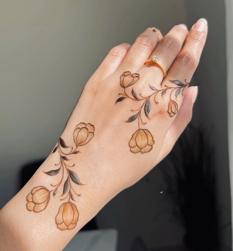 simple floral mehndi design back hand