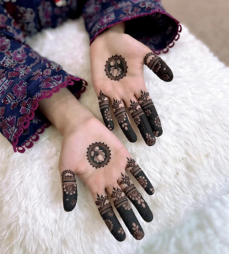 simple gol mehndi design photo back hand