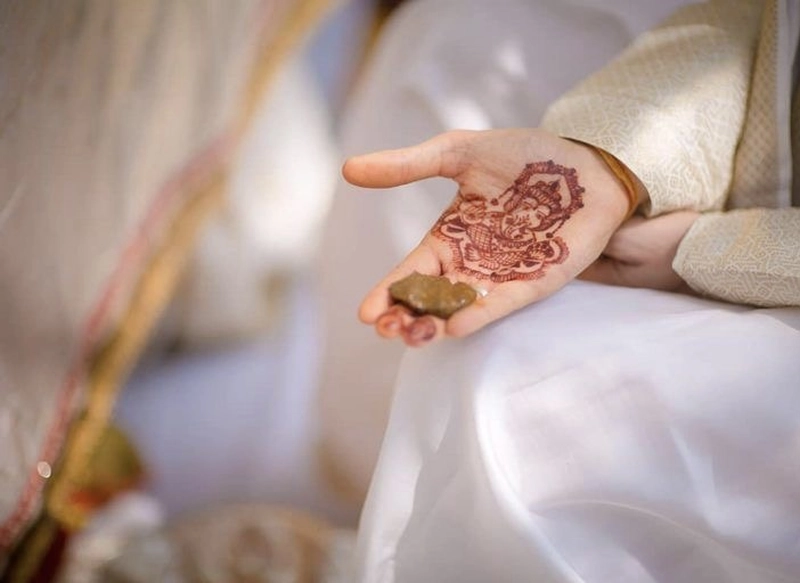 simple mehendi for groom