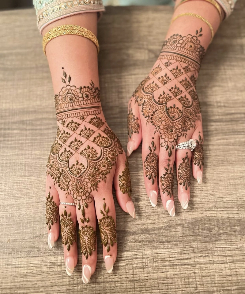 simple mehndi back hand checks mehndi design_