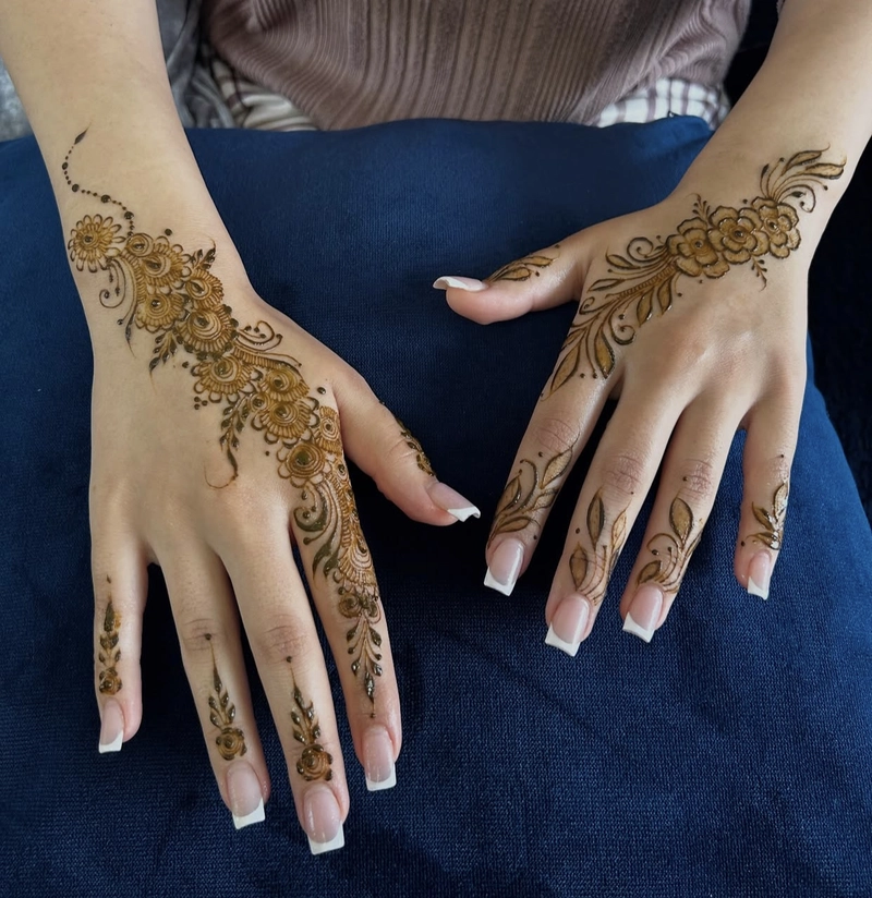 simple mehndi design 2025 back hand