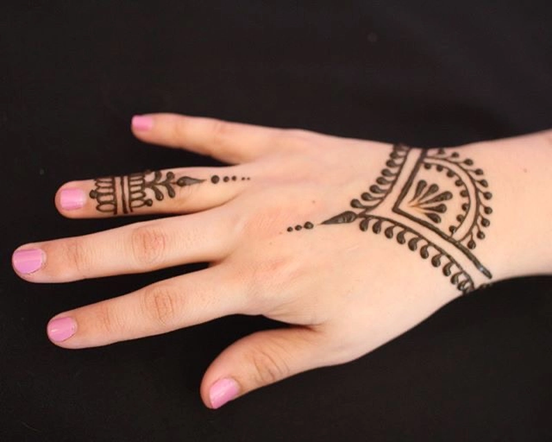 simple mehndi design for one finger