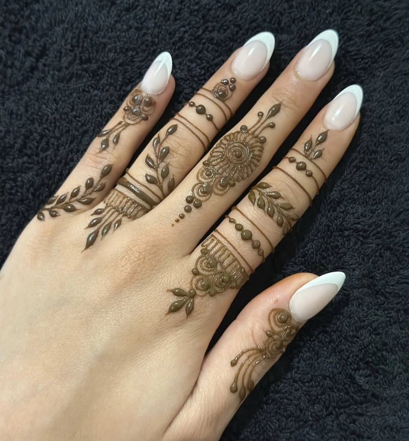 simple ungli mehndi design front