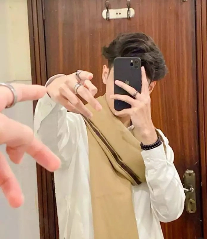 stylish black mirror selfie dp