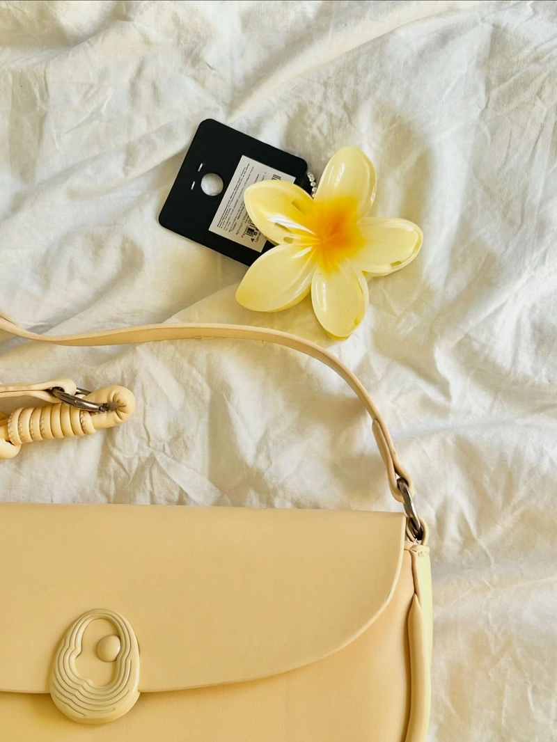 stylish cute yellow dp