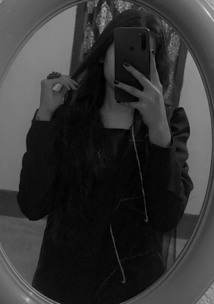 stylish mirror selfie dp